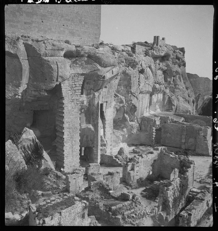 Restes de l'antique manoir des Seigneurs de Baux, construit sur l'éperon rocheux qui domine la ville. Vue partielle