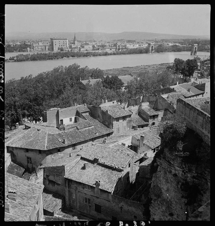 Vue générale de la ville depuis la rive opposée du Rhône