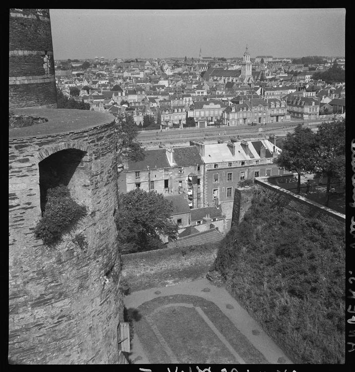 Vue générale de la ville prise du château : Tour Nord et promenade du bout du monde