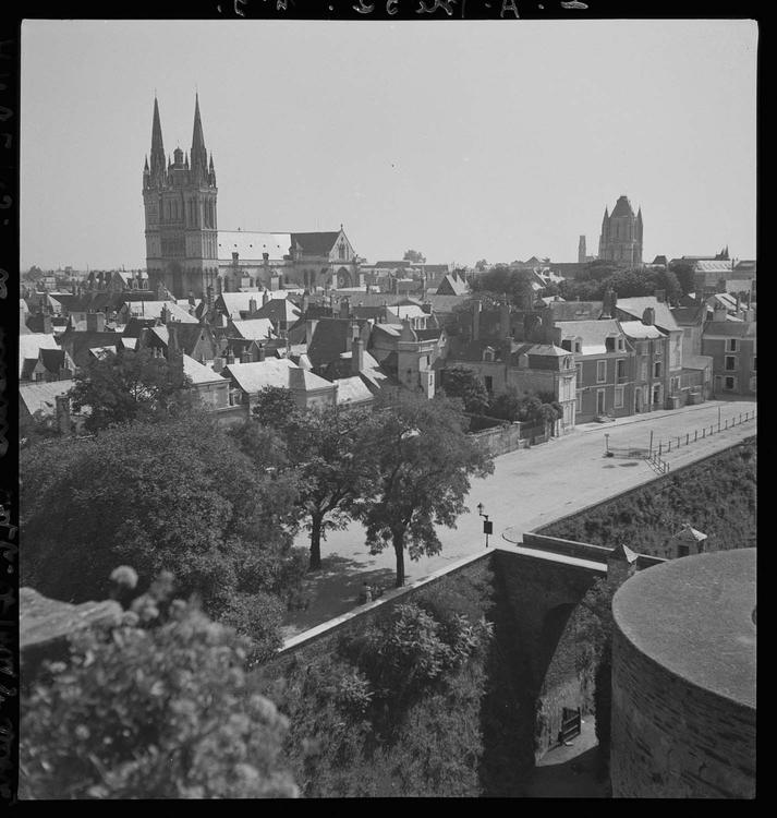 Vue générale de la ville prise du château : la cathédrale Saint-Maurice et la Tour Saint-Aubin