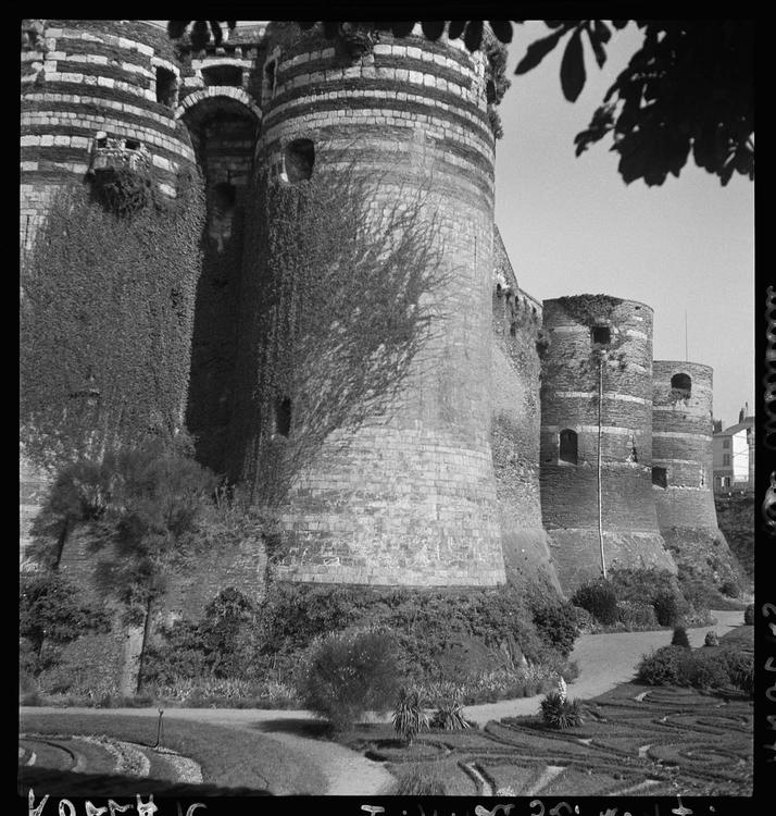 Les tours et les douves, côté sud-est