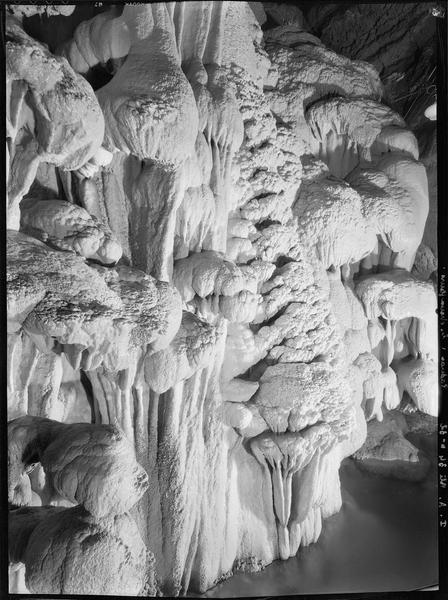 Gouffre de Padirac : Galerie souterraine dite des 'choux-fleurs'.