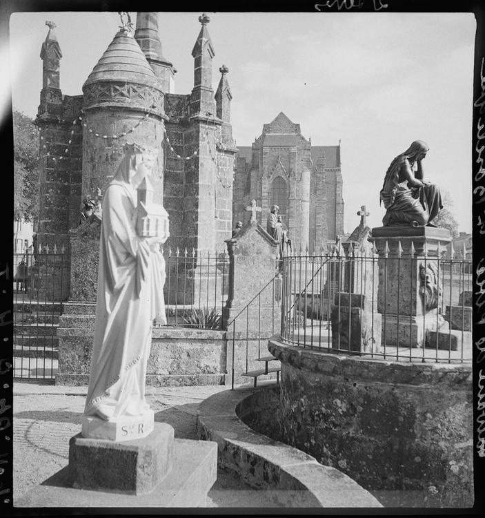 Le calvaire et la chapelle