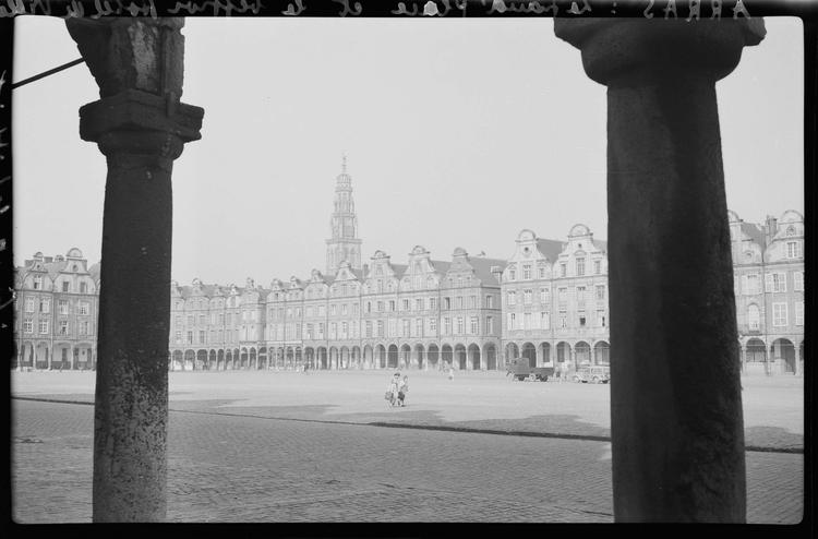 La Grand-Place et le beffroi