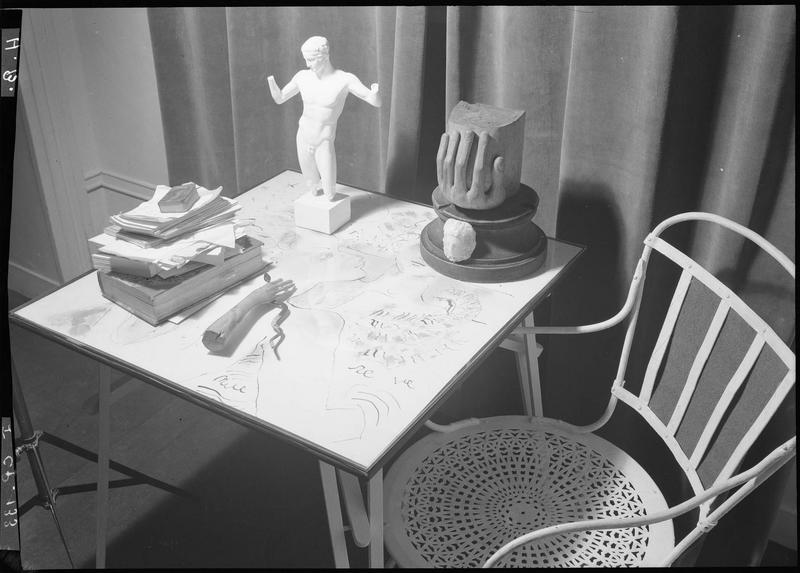 Composition : chaise et table parsemée d'objets chez Jean Cocteau