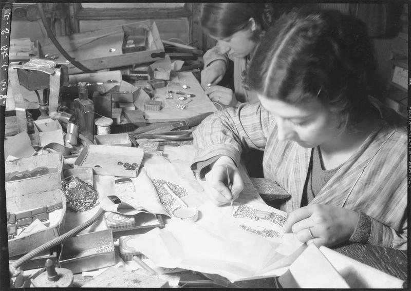 Ouvrières posant des strass