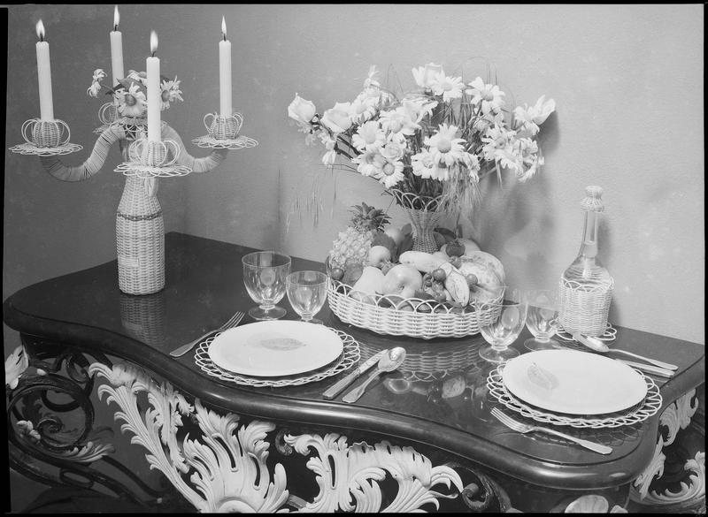 Table décorée : Chandelier fleuri et panier de fruits