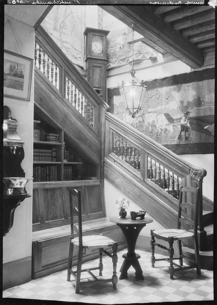 Guéridon installé au pied d'un escalier rustique