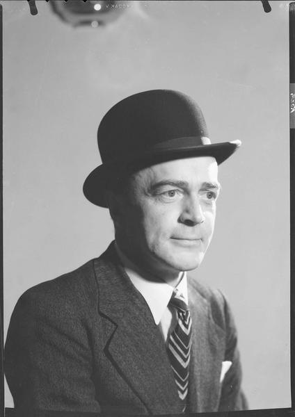 Homme portant un chapeau melon