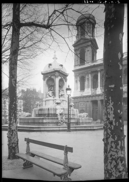 Fontaine Saint-Sulpice, église en arrière-plan