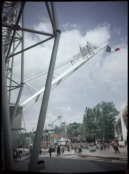 Mat surplombant le pavillon français