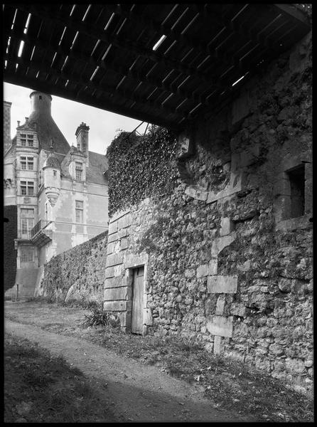 Le logis principal depuis la basse cour