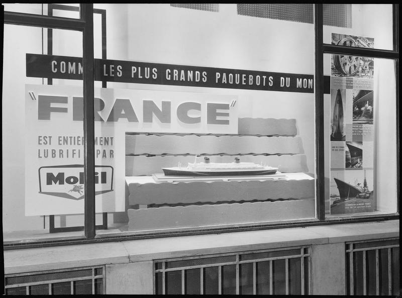 Vitrine publicitaire vantant les mérites de l'huile Mobil pour lubrifier les machines du paquebot France