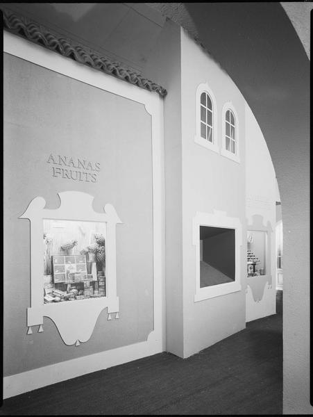 Vitrines présentant les produits d'outre-mer