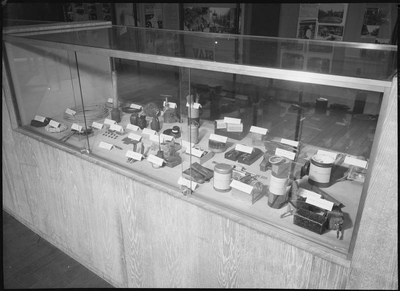 Vitrine présentant les équipements parachutés dans le maquis