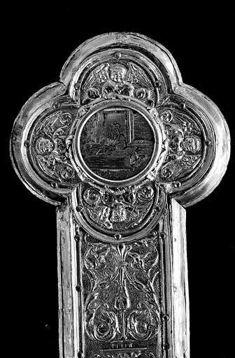 Croix processionnelle en vermeil, médaillon supérieur, revers ; argent : ciselé, doré