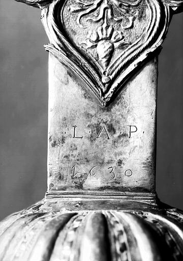 Croix processionnelle en argent, détail du revers du bas de la croisée : inscription : L.AP 1630