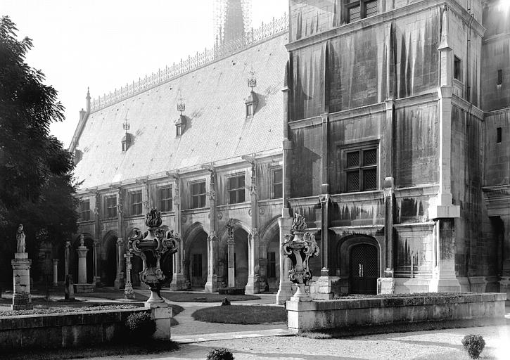 Ensemble de la façade sur cour des bâtiments médiévaux