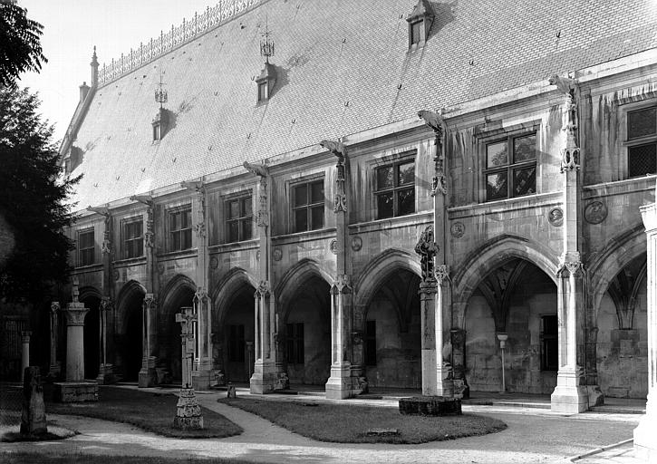 Ensemble de la façade sur cour des bâtiments médiévaux