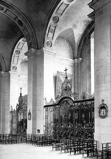 Collatéral sud, grilles des chapelles latérales en fer forgé