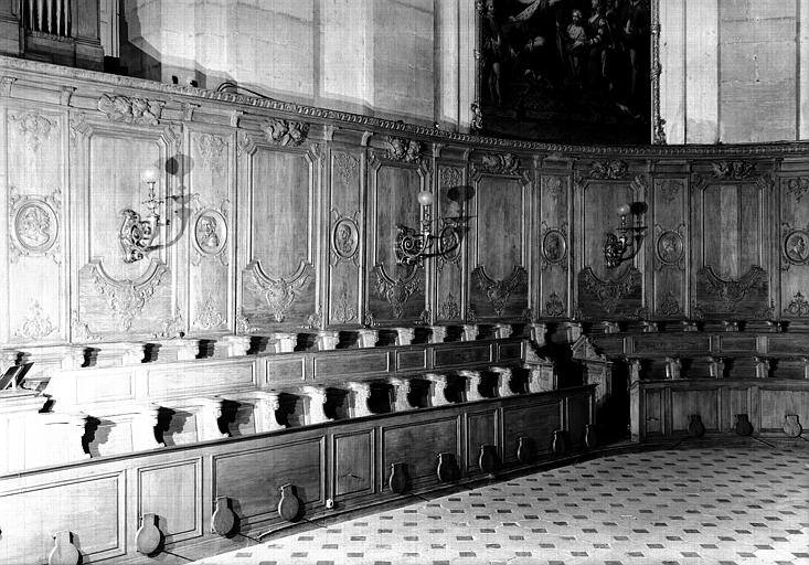 Côté nord du choeur, stalles en bois sculpté