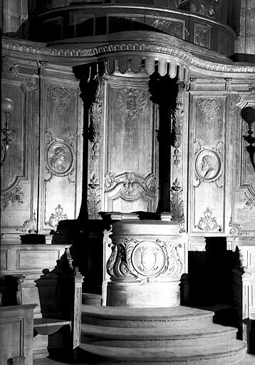 Siège épiscopal, côté est du choeur, stalles en bois sculpté