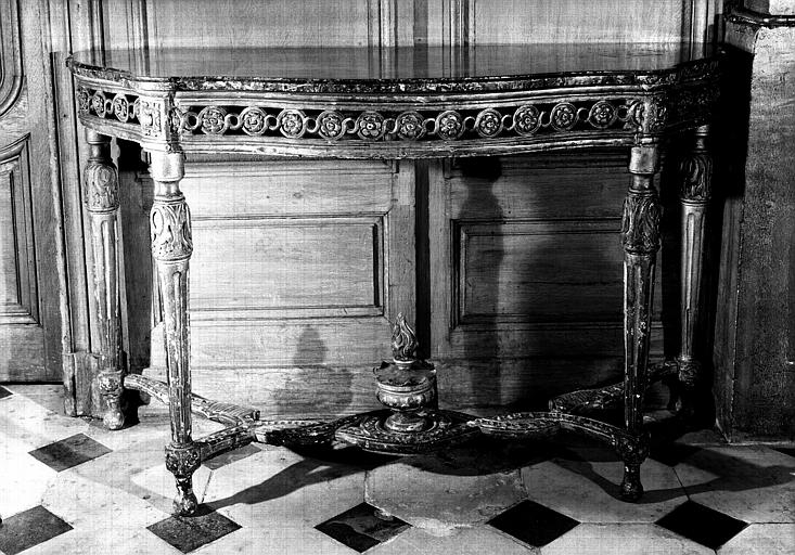 Console en bois sculpté et doré avec plateau en marbre