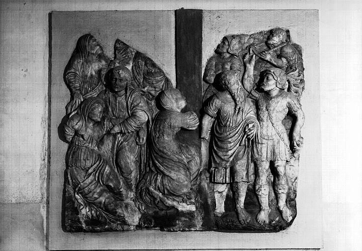 Intérieur de la 2ème chapelle latérale nord, fragment inférieur d'un calvaire : bas-relief en pierre (supposé)