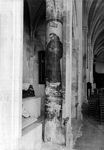 Intérieur de la 3ème chapelle latérale nord, fragment de peinture murale sur colonne engagée : Saint François