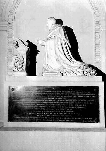 Intérieur, tombeau du Cardinal Charles de Lorraine Vaudemont mort en 1587, statue orante en marbre blanc