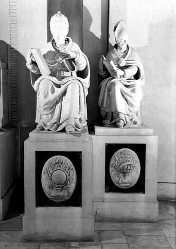 Intérieur, tombeau du Cardinal Charles de Lorraine Vaudemont mort en 1587, deux statues en marbre blanc : docteurs de l'église