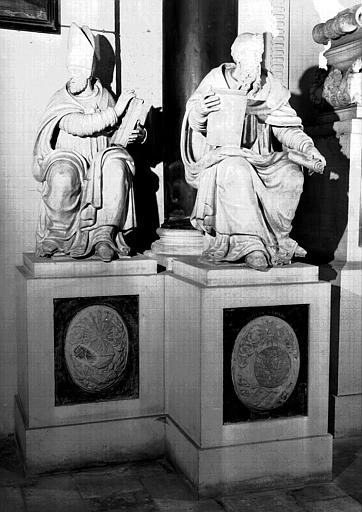 Intérieur, tombeau du Cardinal Charles de Lorraine Vaudemont mort en 1587, deux statues en marbre blanc : docteurs de l'église