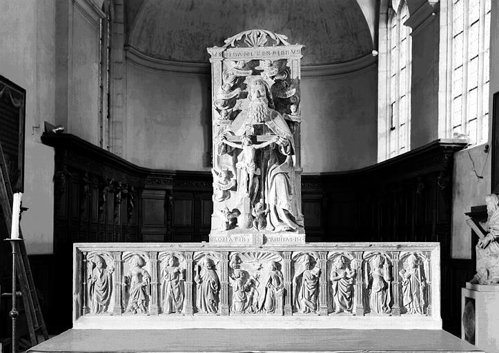 Intérieur, bas-relief en pierre de la Trinité dans une niche et bas-relief en pierre de l'Annonciation entre 8 Saints