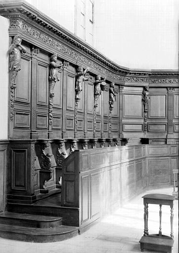 Intérieur, côté nord du choeur : stalles en bois sculpté, provenant de l'abbaye de Salival