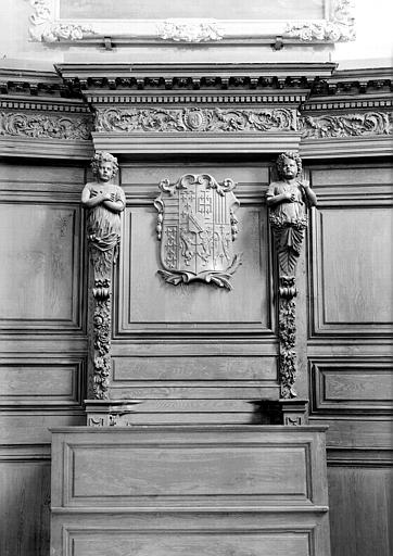 Intérieur, côté nord du choeur : stalles en bois sculpté avec siège abbatial à l'est, provenant de l'abbaye de Salival