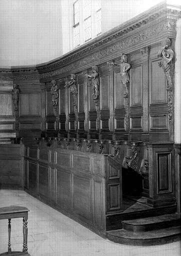 Intérieur, côté sud du choeur : stalles en bois sculpté, provenant de l'abbaye de Salival