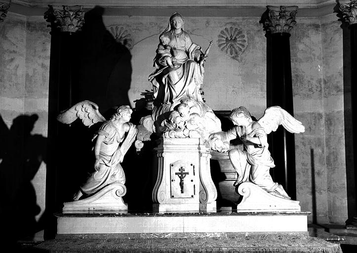 Trois statues en marbre blanc : La Vierge de Lorette assise sur la Santa-Casa et deux anges adorateurs, Autel de la chapelle funéraire ducale