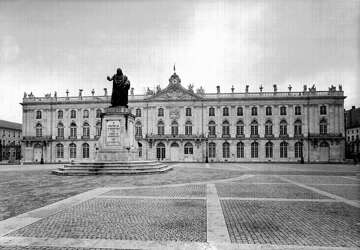 Vue d'ensemble de la place Stanislas avec le monument et la statue de Stanilas inaugurée en 1831