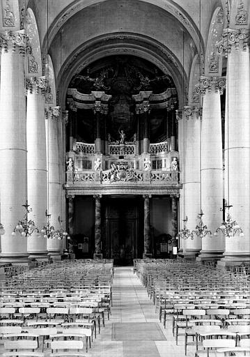 Intérieur de la nef, tribune et buffet des orgues