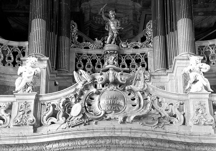 Intérieur, partie centrale de la tribune des orgues en marbre sculpté