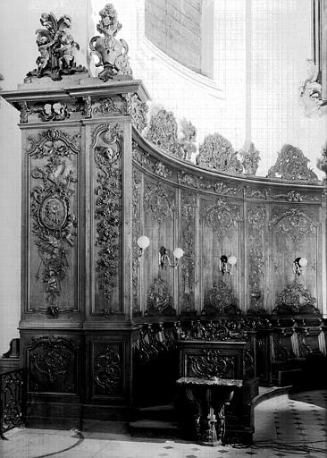 Intérieur partie nord du choeur, stalles et boiseries en bois sculpté