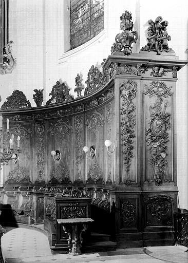 Intérieur partie sud du choeur, stalles et boiseries en bois sculpté