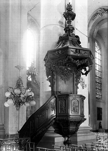 Intérieur, chaire à prêcher en bois sculpté