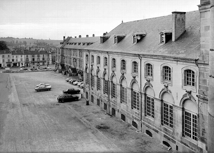 Façades sur cour de l'aile nord