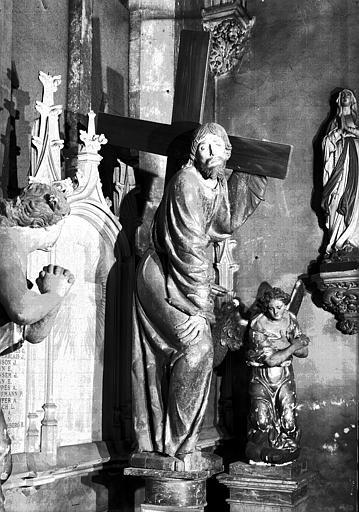 Statue du Christ portant sa croix, en bois