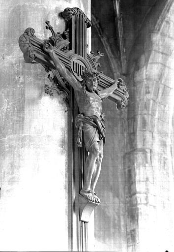 Statue du Christ sur croix moderne, en bois