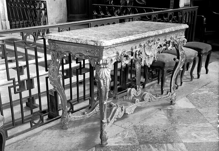 Table en bois sculpté et doré avec dessus en marbre