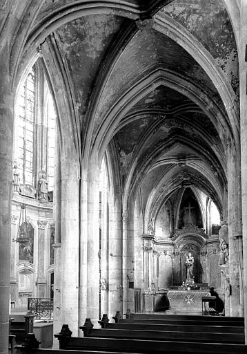 Intérieur, collatéral et chapelle absidale sud