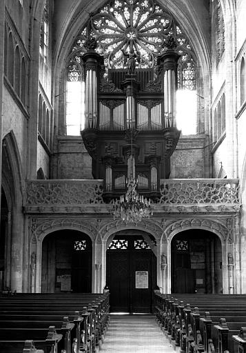 Intérieur, tribune des orgues, ex-jubé en pierre sculpté/ buffet des orgues en bois