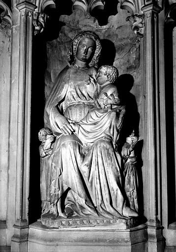 Statue de La Vierge et l'Enfant accompagnée de deux anges céroféraires, en pierre